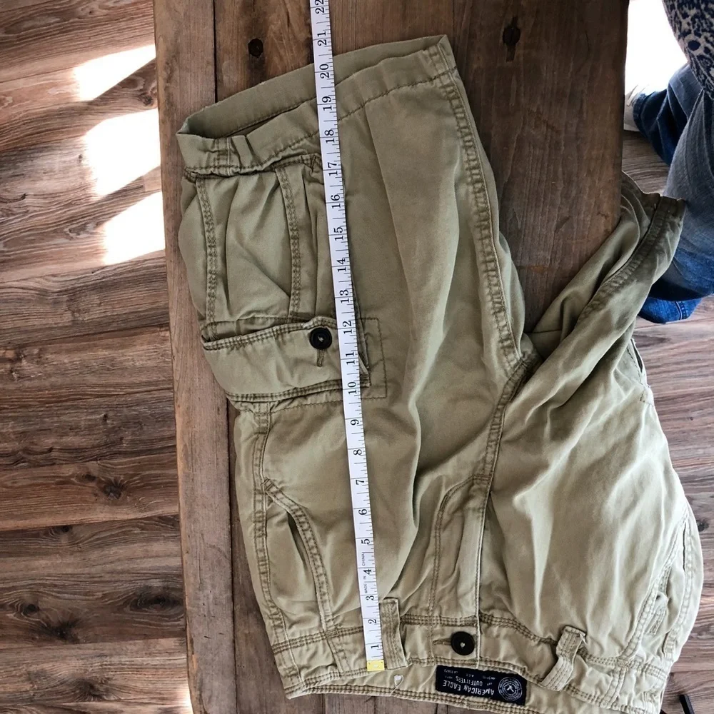 AEO Khaki tan classic cargo shorts, 26